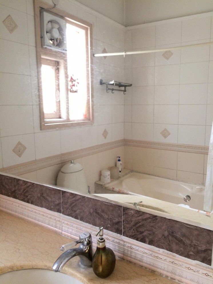 Bathroom, geetanjali enclave 6+ Bedroom 700 Sq.Yd. Builder Floor In Geetanjali Enclave Delhi 7802844