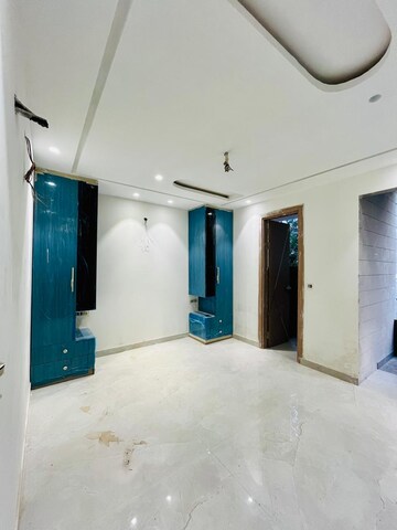 Room in 3 BHK Builder Floor at SS Southend Floors, South City 2 – for Sale