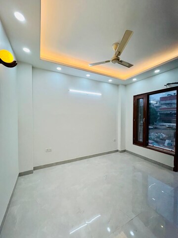 Room in 3 BHK Builder Floor at SS Southend Floors, South City 2 – for Sale