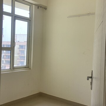 Room in 3 BHK Apartment at DLF The Skycourt, Nawada Fatehpur – for Sale