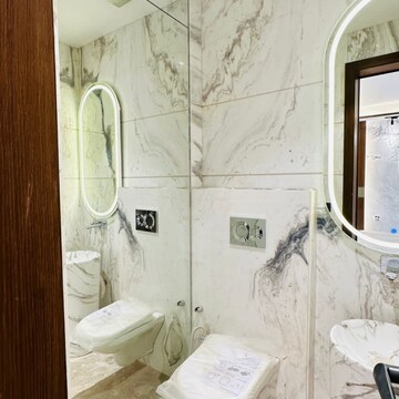 Bathroom in 4 BHK Builder Floor at Unitech South City 1, South City 1 – for Sale