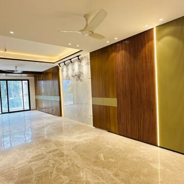 Room in 4 BHK Builder Floor at Unitech South City 1, South City 1 – for Sale