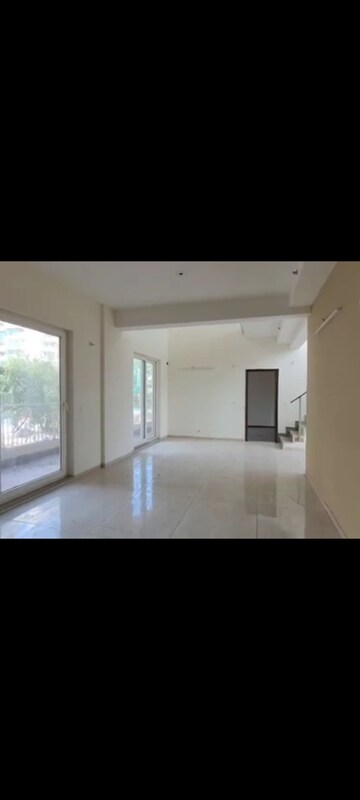 Room in 3 BHK Apartment at BPTP Discovery Park, Sector 80 – for Sale