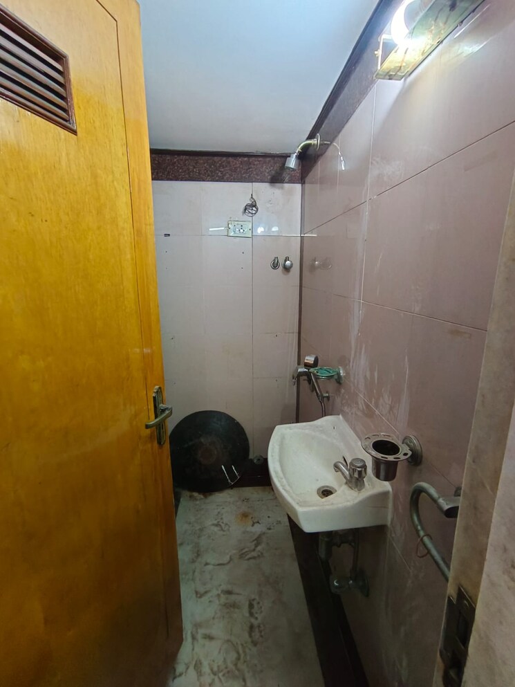 Bathroom, mistry-chamber 1 Bedroom 550 Sq.Ft. Apartment In Colaba Mumbai 7804262