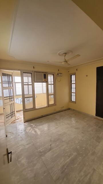 Room in 4 BHK Apartment at Gokul Apartments Faridabad, Sector 45 – for Rent