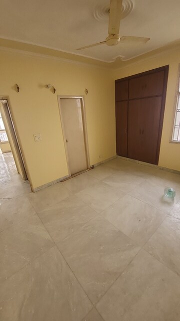 Room in 4 BHK Apartment at Gokul Apartments Faridabad, Sector 45 – for Rent