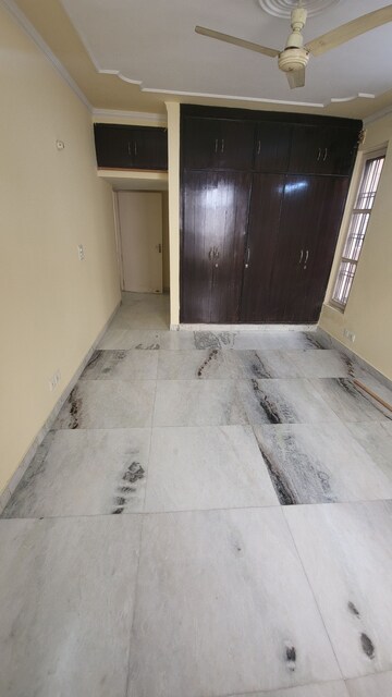 Room in 4 BHK Apartment at Gokul Apartments Faridabad, Sector 45 – for Rent