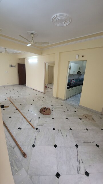 Room in 4 BHK Apartment at Gokul Apartments Faridabad, Sector 45 – for Rent