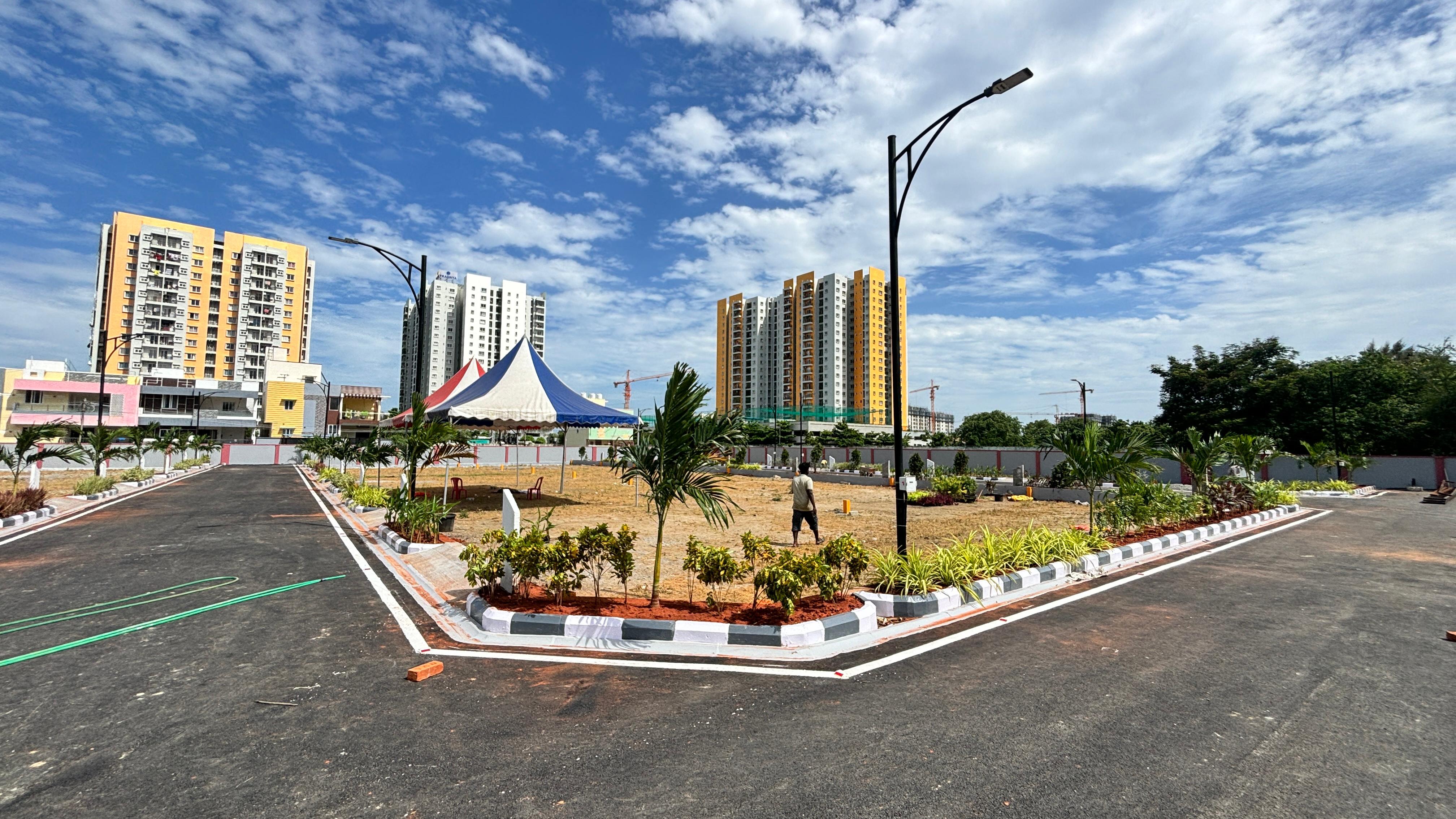 Plot For Sale in Siruseri