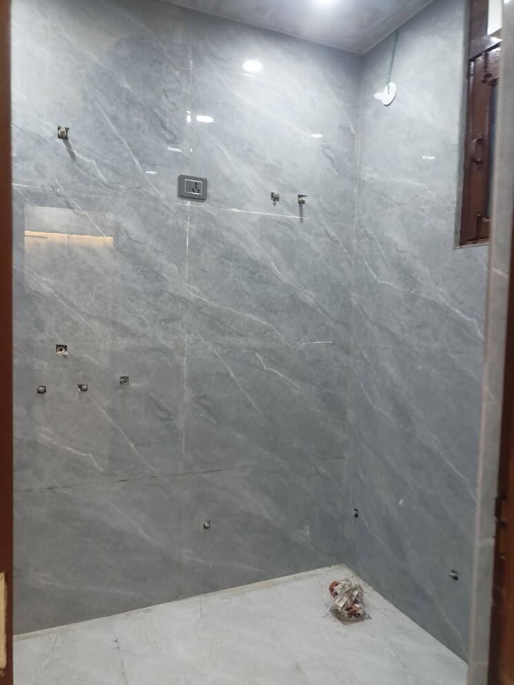 Bathroom, vaishali sector 4 3 Bedroom 1350 Sq.Ft. Builder Floor In Vaishali Sector 4 Ghaziabad 7805572