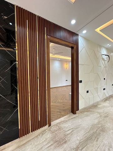 Building Lobby in 6 BHK Villa at DLF City Phase IV, Dlf Phase iv – for Sale