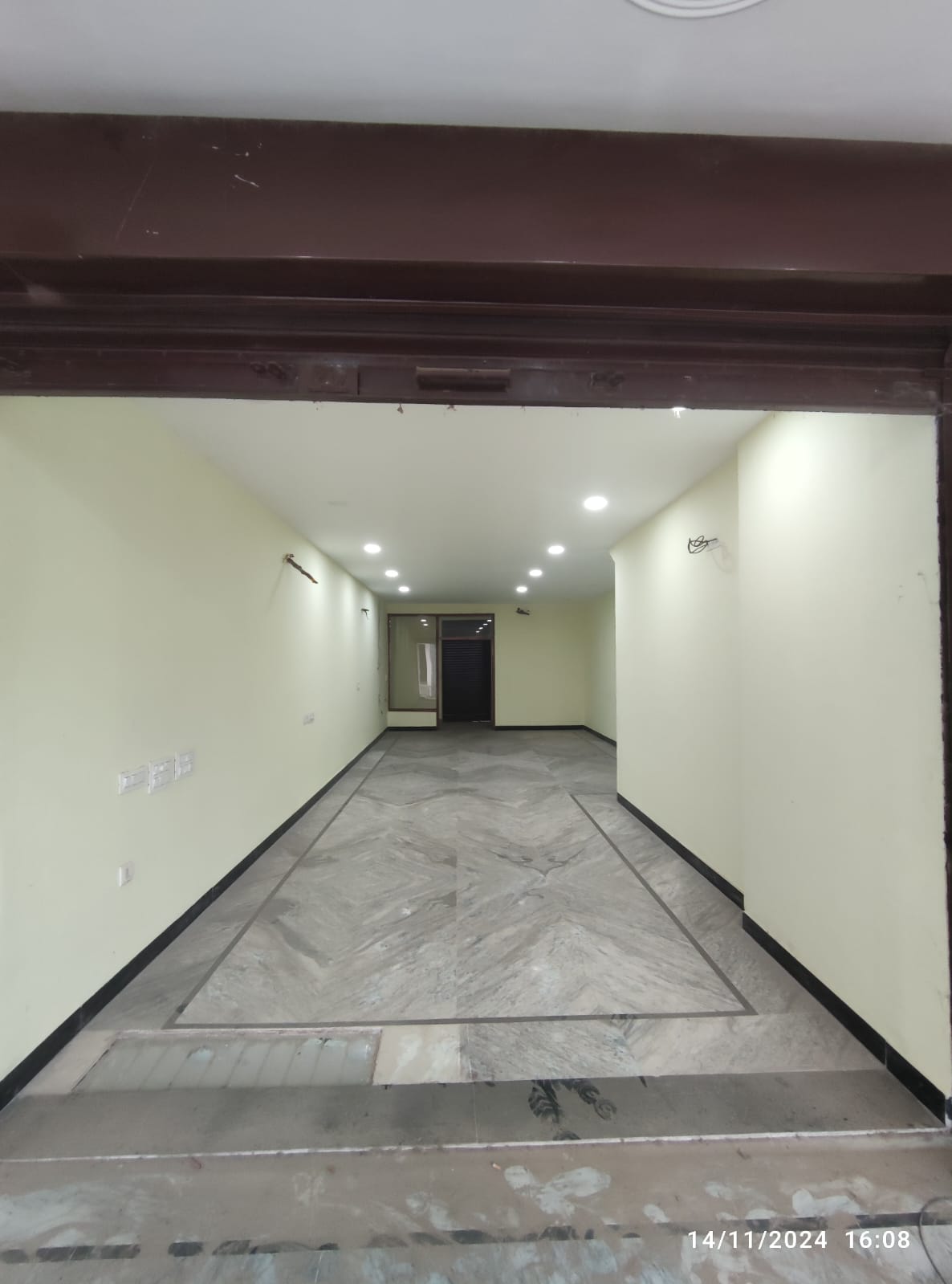Showroom For Sale in SemiN- Commercial Propert