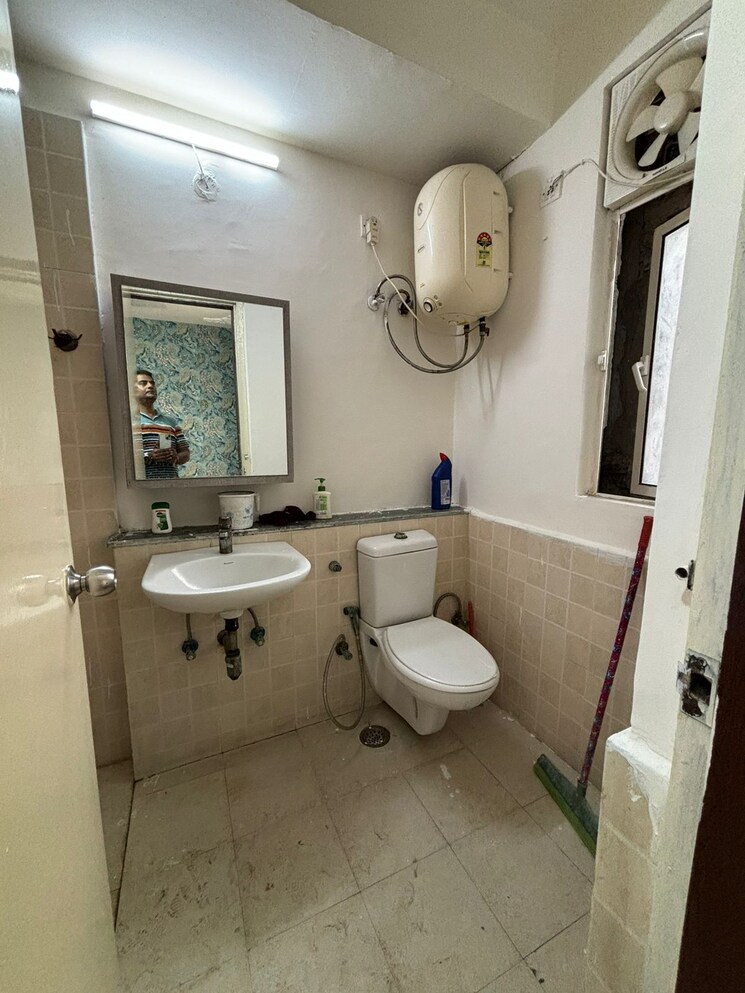 Bathroom, jaypee-greens-kosmos 3.5 Bedroom 1356 Sq.Ft. Apartment In Sector 134 Noida 3908379
