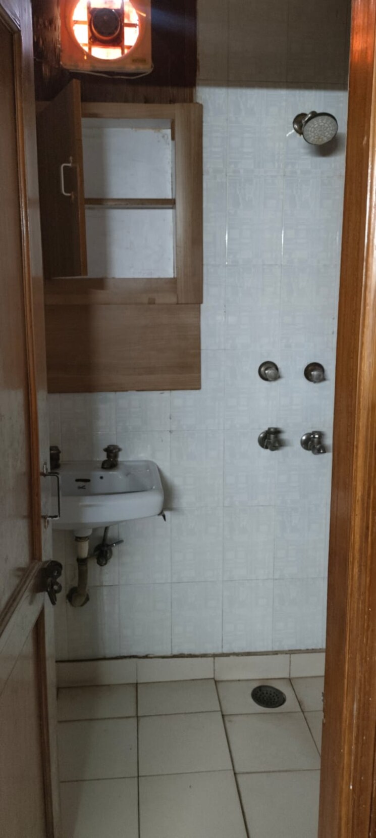 Bathroom, lajpat nagar i 2 Bedroom 900 Sq.Ft. Builder Floor In Lajpat Nagar I Delhi 7807814