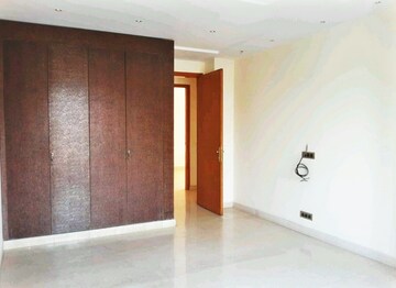 Room in 4 BHK Builder Floor at Panchsheel Park – for Rent