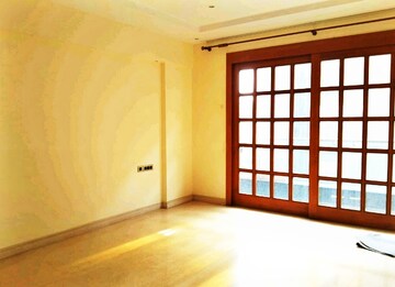 Room in 4 BHK Builder Floor at Panchsheel Park – for Rent