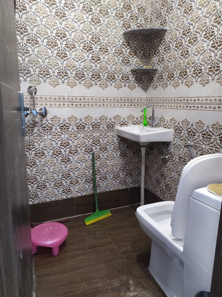 Attached Bathroom, govindpuri 1 RK 300 Sq.Ft. Builder Floor In Govindpuri Delhi 7807992