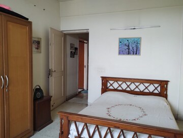 Bedroom in 5 BHK Apartment at DLF Silver Oaks, Sector 26 – for Sale