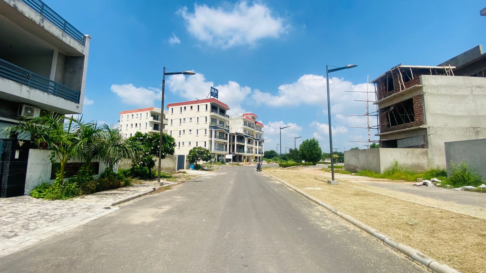 Plot For Sale in DLF Hyde Park