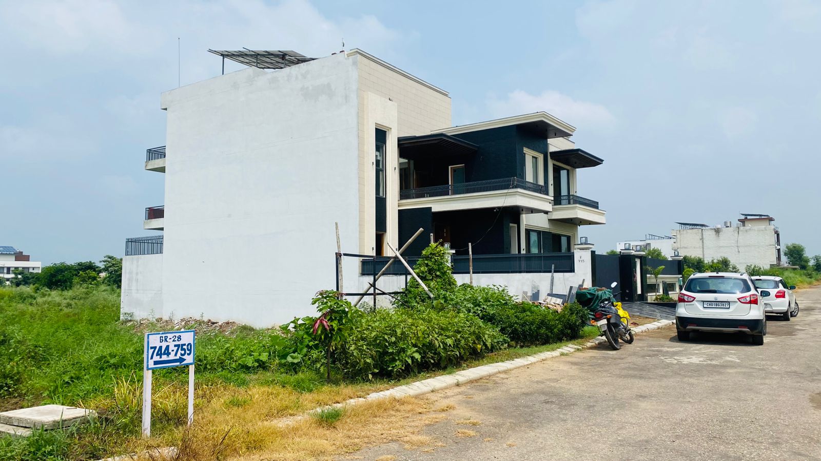 Plot For Sale in DLF Hyde Park