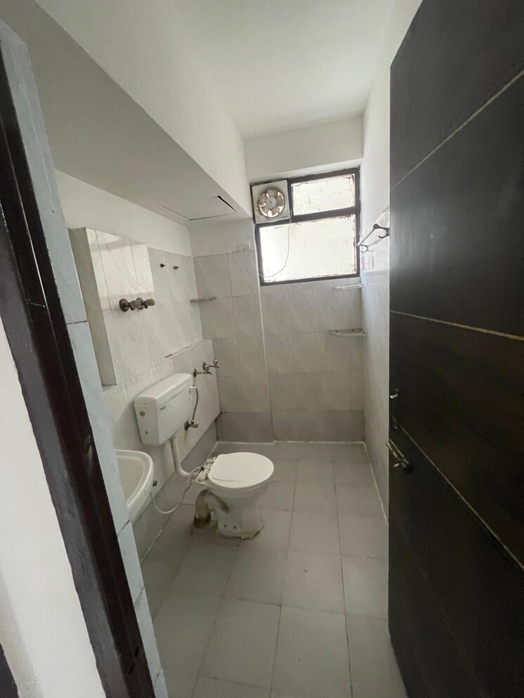 Bathroom, op-floridaa 2 Bedroom 473 Sq.Ft. Apartment In Sector 82 Faridabad 7809040