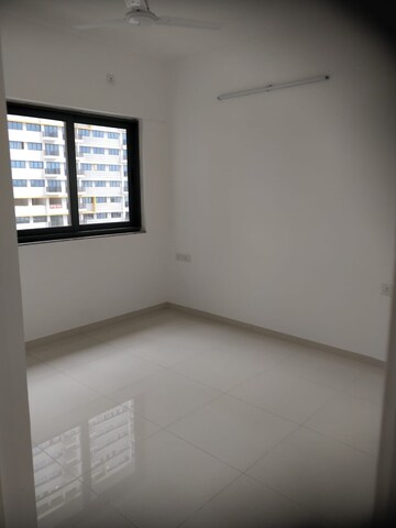 Room in 2 BHK Apartment at Amanora Gold Towers, Hadapsar – for Sale