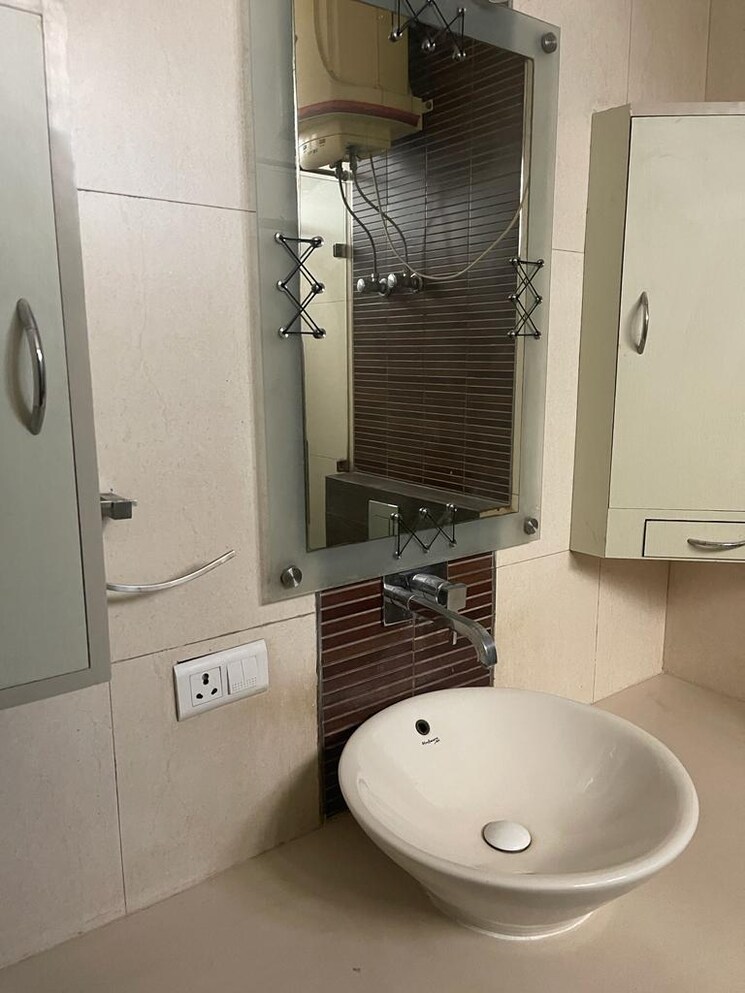 Bathroom, nehru enclave 3 Bedroom 2000 Sq.Ft. Builder Floor In Nehru Enclave Delhi 7809855