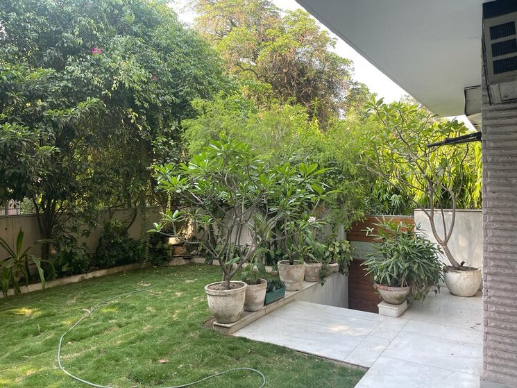 Garden, nehru enclave 3 Bedroom 2000 Sq.Ft. Builder Floor In Nehru Enclave Delhi 7809855