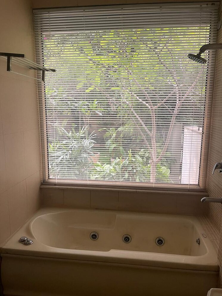 Bathroom, nehru enclave 3 Bedroom 2000 Sq.Ft. Builder Floor In Nehru Enclave Delhi 7809855