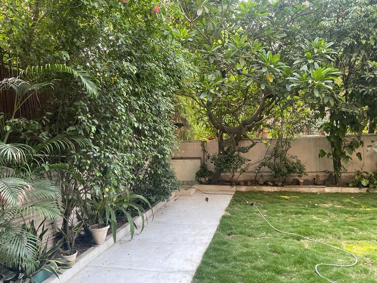 Garden, nehru enclave 3 Bedroom 2000 Sq.Ft. Builder Floor In Nehru Enclave Delhi 7809855