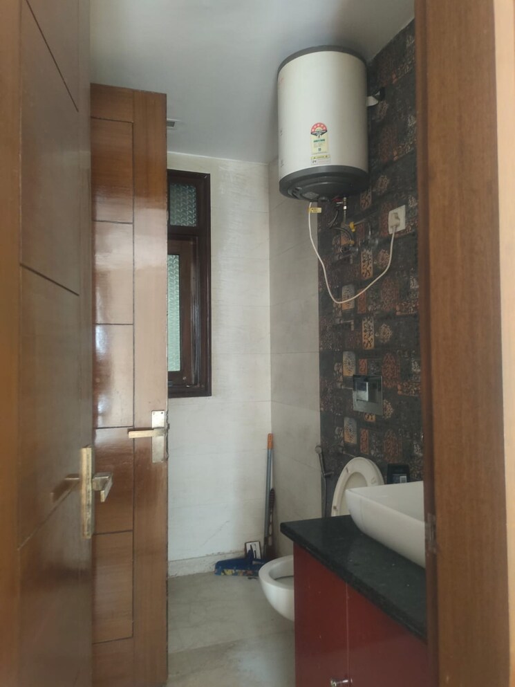 Bathroom, east of kailash 3 Bedroom 1100 Sq.Ft. Builder Floor In East Of Kailash Delhi 7809892