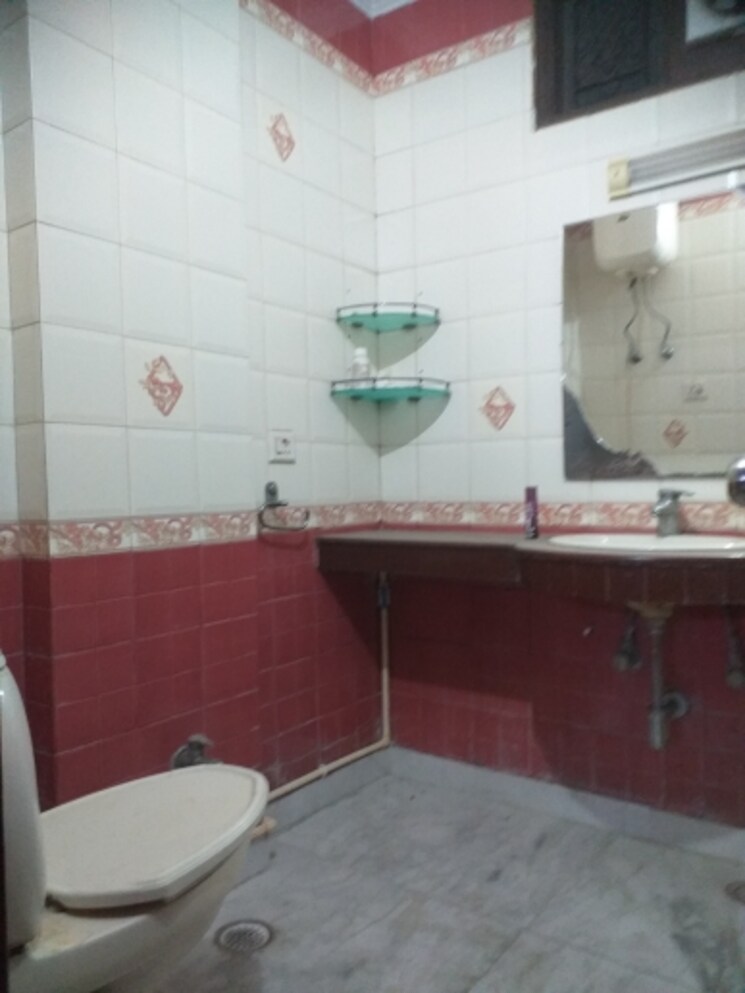 Bathroom, east patel nagar 3 Bedroom 1780 Sq.Ft. Builder Floor In East Patel Nagar Delhi 7810096