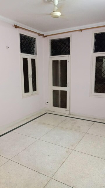 Room in 4 BHK Apartment at Ambience Island, Sector 24 – for Sale