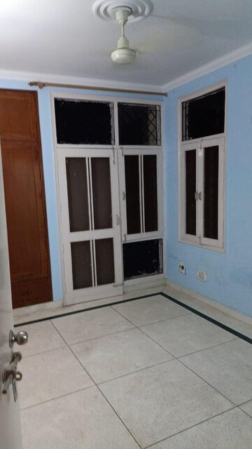 Room in 4 BHK Apartment at Ambience Island, Sector 24 – for Sale