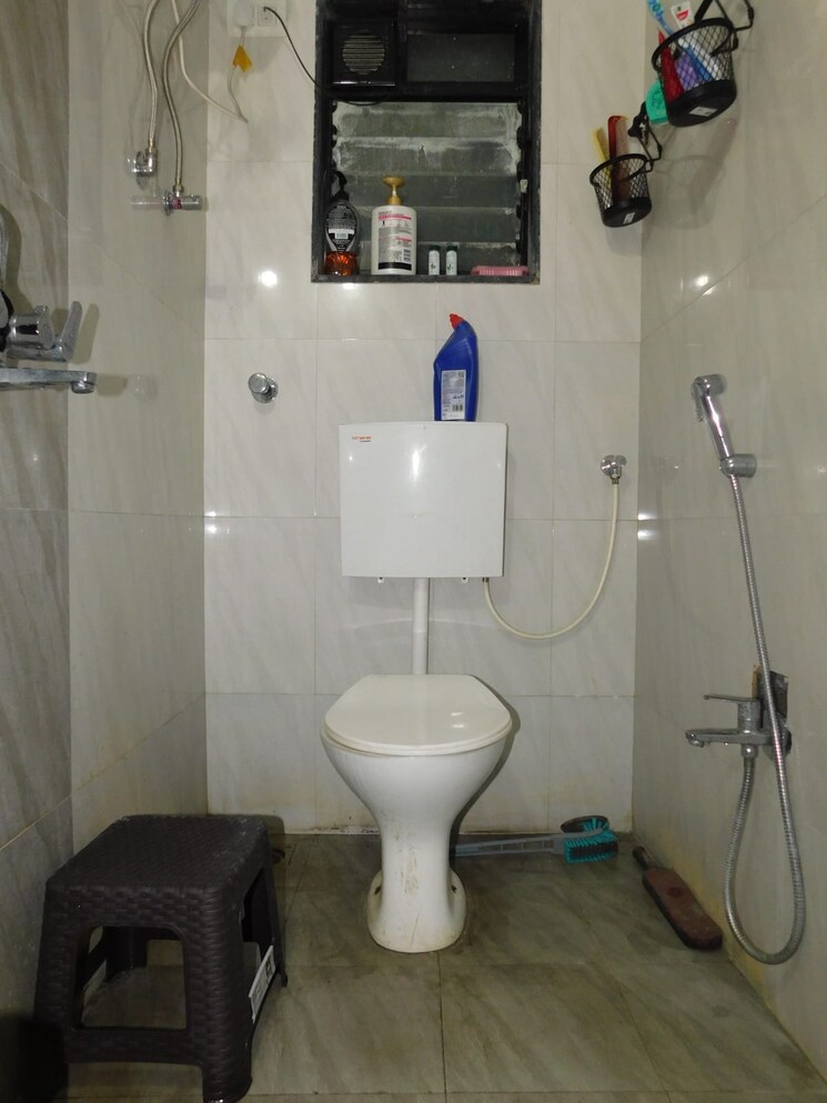 Bathroom, mulund east 2 Bedroom 800 Sq.Ft. Apartment In Mulund East Mumbai 7810655