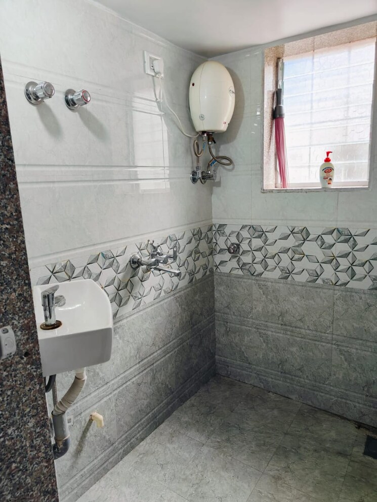 Bathroom, kalwa Pg For Boys In Kalwa 7810713