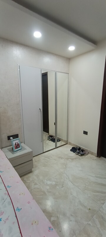 Room in 3 BHK Apartment at Patparganj – for Sale