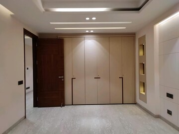 Building Lobby in 6+ BHK Independent House at Shalimar Bagh – for Sale