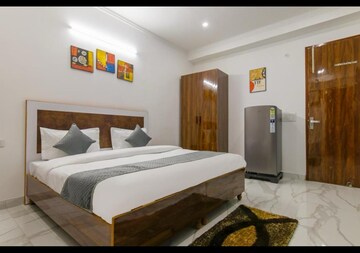 Bedroom in 6+ BHK Independent House at Shalimar Bagh – for Sale