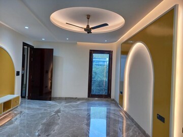 Building Lobby in 6+ BHK Independent House at Shalimar Bagh – for Sale