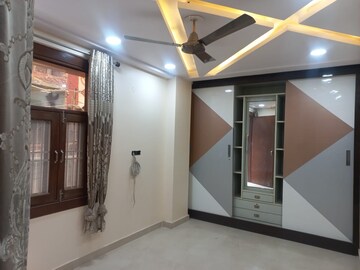 Building Lobby in 6+ BHK Independent House at Shalimar Bagh – for Sale