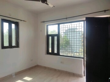 Room in 4 BHK Builder Floor at Sector 52 – for Sale