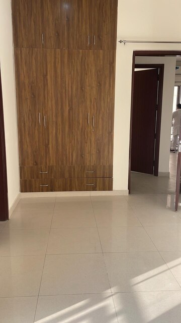 Room in 4 BHK Apartment at DLF Trinity Towers, Dlf Phase V – for Sale