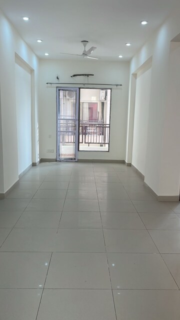 Building Lobby in 4 BHK Apartment at DLF Trinity Towers, Dlf Phase V – for Sale