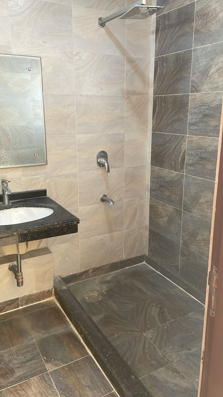 Bathroom, dlf-trinity-towers 4 Bedroom 2390 Sq.Ft. Apartment In Dlf Phase V Gurgaon 7812650