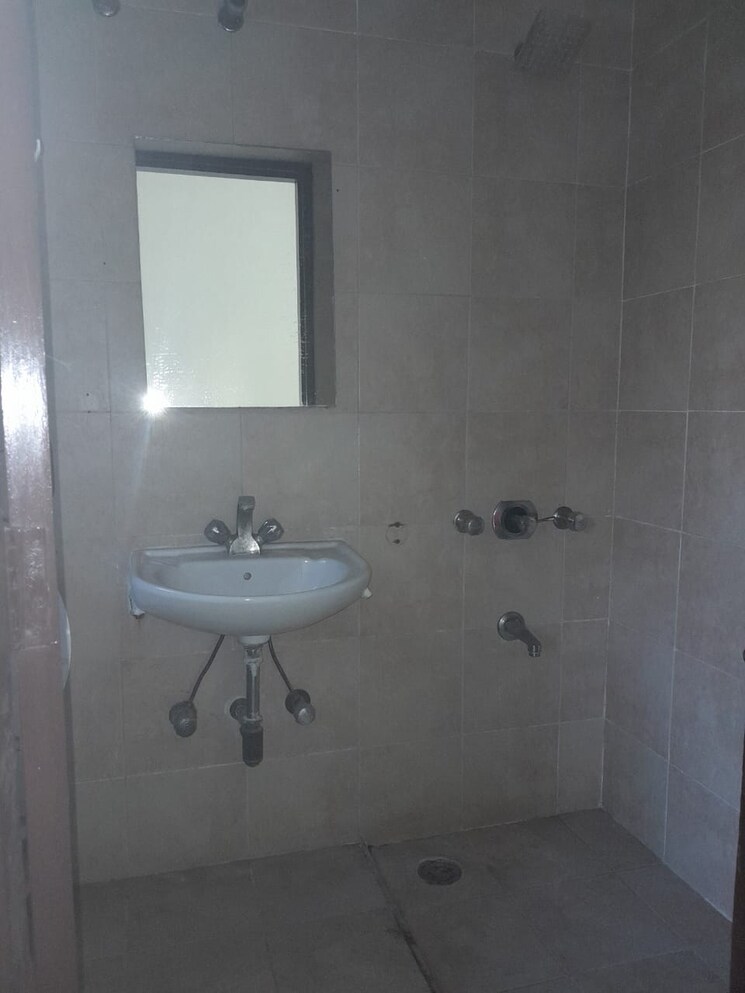 Bathroom, patliputra-building 3 Bedroom 1300 Sq.Ft. Apartment In Andheri West Mumbai 7812842