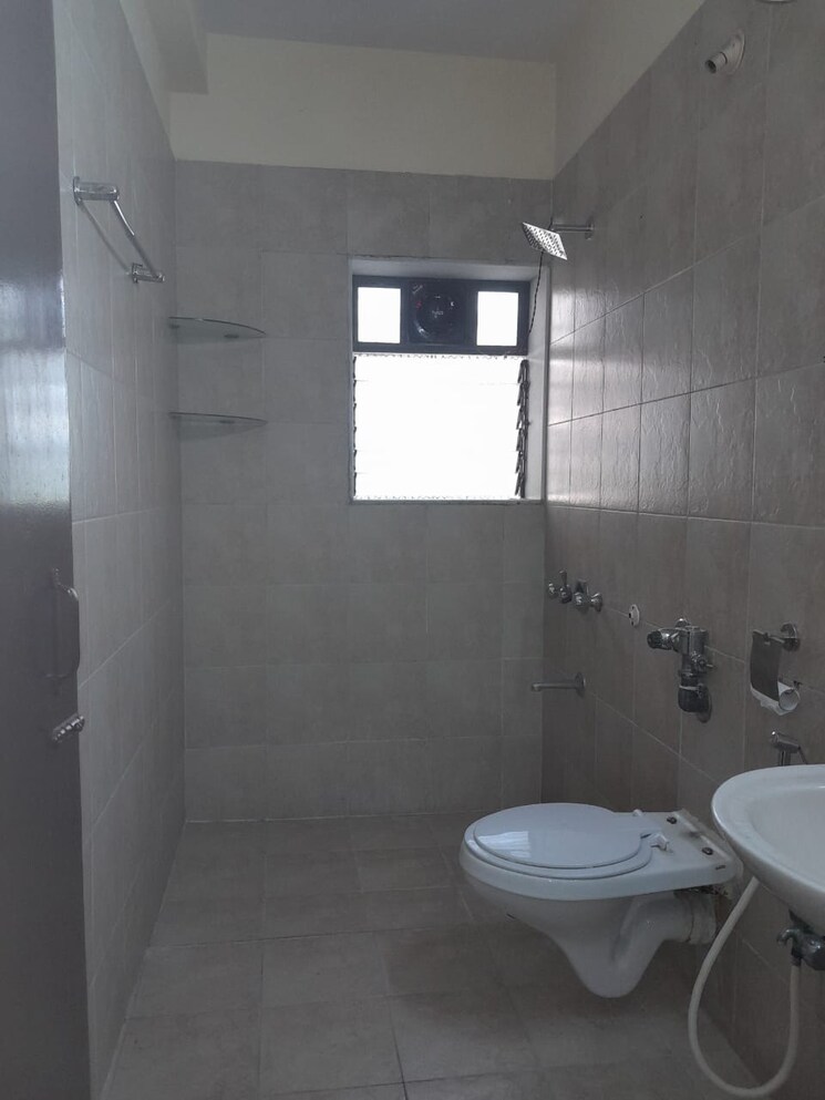 Bathroom, patliputra-building 3 Bedroom 1300 Sq.Ft. Apartment In Andheri West Mumbai 7812842