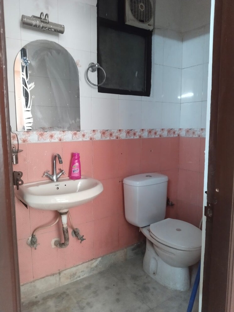 Bathroom, saket 2 Bedroom 1000 Sq.Ft. Builder Floor In Saket Delhi 7814665