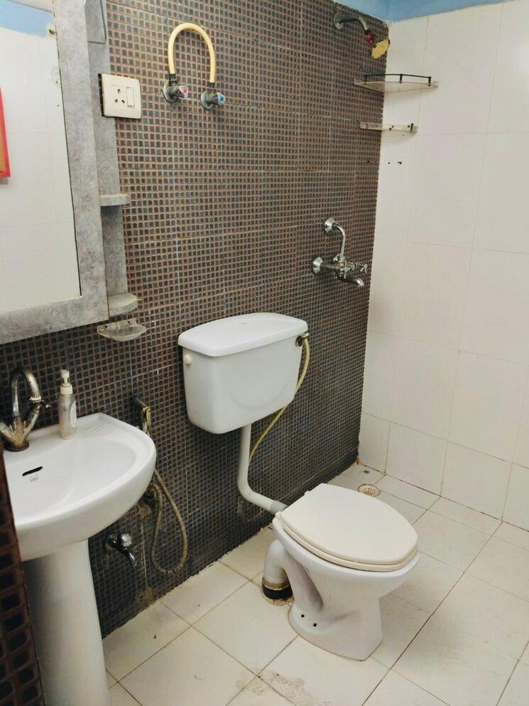 Bathroom, gaurs-global-village 3 Bedroom 1840 Sq.Ft. Apartment In Sain Vihar Ghaziabad 7814994