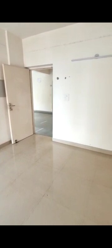 Room in 2 BHK Apartment at Klj Platinum Heights, Sector 77 – for Sale